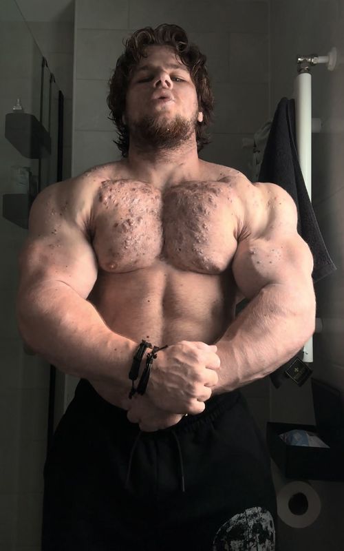110Kg can yall estimate my body fat in the comments im curious                                                                   #gym #GymTok #bodybuilding #gymmotivation 
