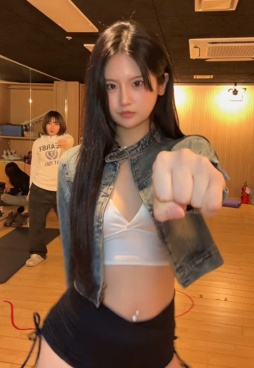 뒤에 뭐야??.. #홀드업 #치어리더 #fyp #fypシ #challenge 