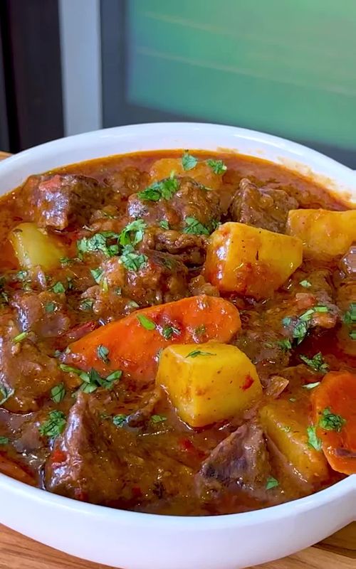 Mexican Beef Stew Recipe | Guisado de Res 😋 This Mexican Beef Stew—also known as Carne con Papas, Carne Guisada, or Estofado—is full of flavor. Tender beef, potatoes, and a flavorful broth—pure comfort food that’s perfect any day of the week. INGREDIENTS: ► 2 lbs. boneless chuck roast ► 1/4 tsp ground cumin ► 1 tsp cayanne pepper ► 1 tsp garlic powder ► 1 tsp black pepper ► 1 tsp paprika ► 1 tsp salt ► 1/4 cup all-purpose flour ► 1/2 white onion ► 3 minced garlic cloves ► 1/2 red bell pepper ► 1 roma tomato ► 2 tbsp tomato paste ► 4 cups beef broth ► 2 tsp beef bouillon ► 1/2 tsp oregano ► 2 bay leaves ► 2 potatoes ► 1 carrot #fyp #mexicanfood #EasyRecipe #recetasfaciles #guisados