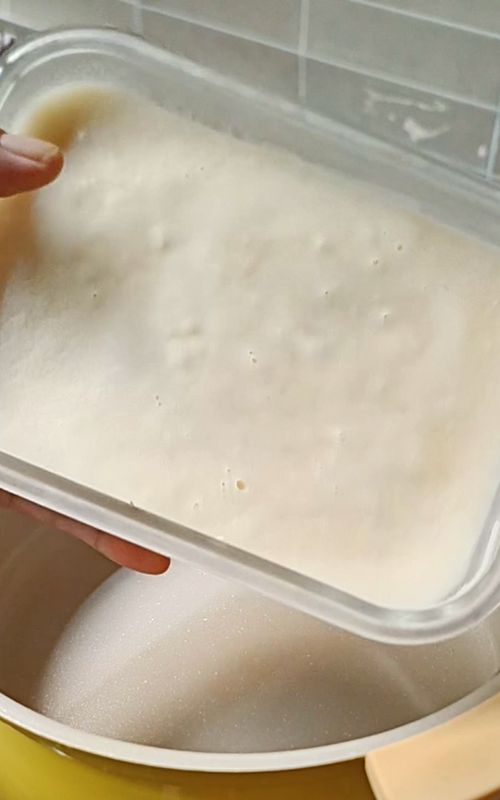 I make my own pork lard which I then use for cooking (mostly to saute panakot). You can use this as a substitute to butter when cooking certain dishes.  #porklard #cookingoil #cookinghack #kinupsan #homemakingph 