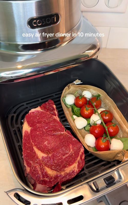 easy air fryer dinner in 10 minutes  juice beef with roasted cherry tomatoes & mozzarella toast  recipe:  •beef  •cherry tomatoes  •mini mozzarella  •olive oil  •salt and pepper  •bread  air fry 200C/392F 10 minutes  flip halfway, add bread last 3-4 minutes  #airfryer #EasyRecipes #steak #DinnerIdeas #FoodTok 