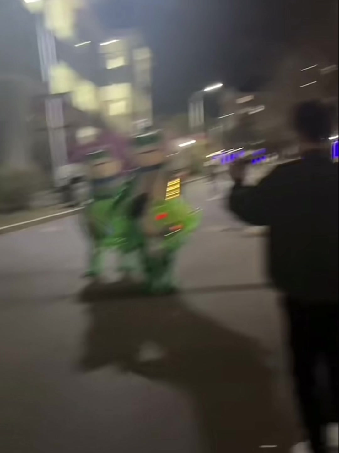 The frog accidentally kicked the child while saluting!#respect #fypシ #frog #happy #funny 