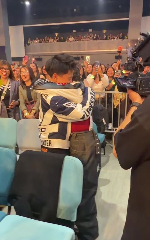 Yung nawitness mo mismo un proposal  sa concert ni @TJ Monterde @KZ 😍 sa Paris ❤️Congrats 🎊@@rcsilvestre_ in Europe🇪🇺 @Teacher Shas in Europe 🇪🇺 #sarilingmundoconcert #sarilingmundoParis #palagi  #proposal 