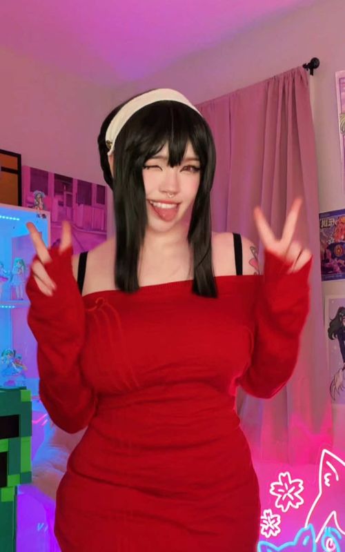 Happy Friday!! #nivnixxi #yorcosplay #spyxfamily #cosplayer 