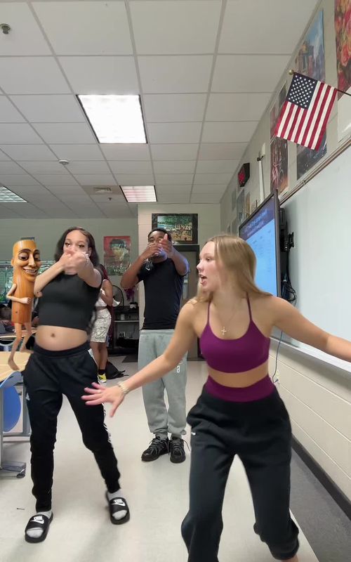 Who dat in the back🤨 #tungtungtungsahur #shoot #dance #schooltok #viral 