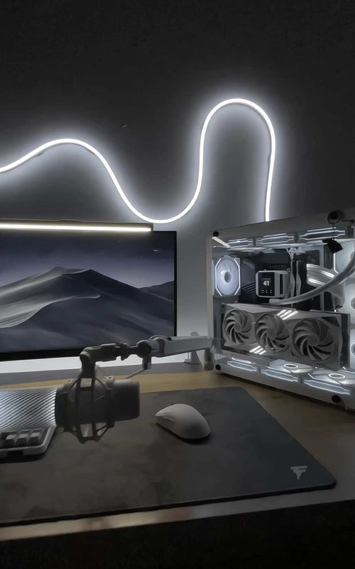 White setups always on top 🤍🤍#setup #pc #GamingSetup #gamingpc #whitesetup #fyp #fypシ #techtok #viral #سيت_اب #بيسي #بي_سي #اكسبلور 