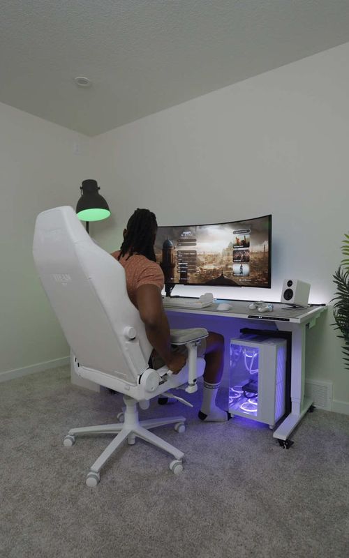 Found another room I could use in the house so I decided to move my gaming desk setup into it 😜 (with a few changes) The walls are pretty bland right now but I’m still in the process of putting the space together. Everything’s 🔗’d through my bio 💯 #gaming #desksetup #deskdecor #whitedesk #gamer #pcgaming #asmr #tech #dıy #techbymidas #deskorganization #homeoffice #workfromhome #wfh #workspace #workspacedesign #pcgamer #pcmasterrace #GamingSetup