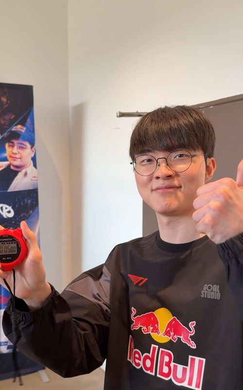 Faker doing the stopwatch challenge! ⏱️ #gaming #esports #faker #leagueoflegends #t1 