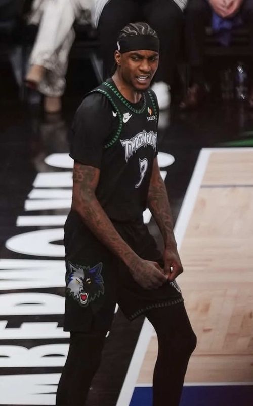 Jaden McDaniels clutches the series for the Wolves 🤯 #NBA #minnesotatimberwolves #jadenmcdaniels #fyp #trending 