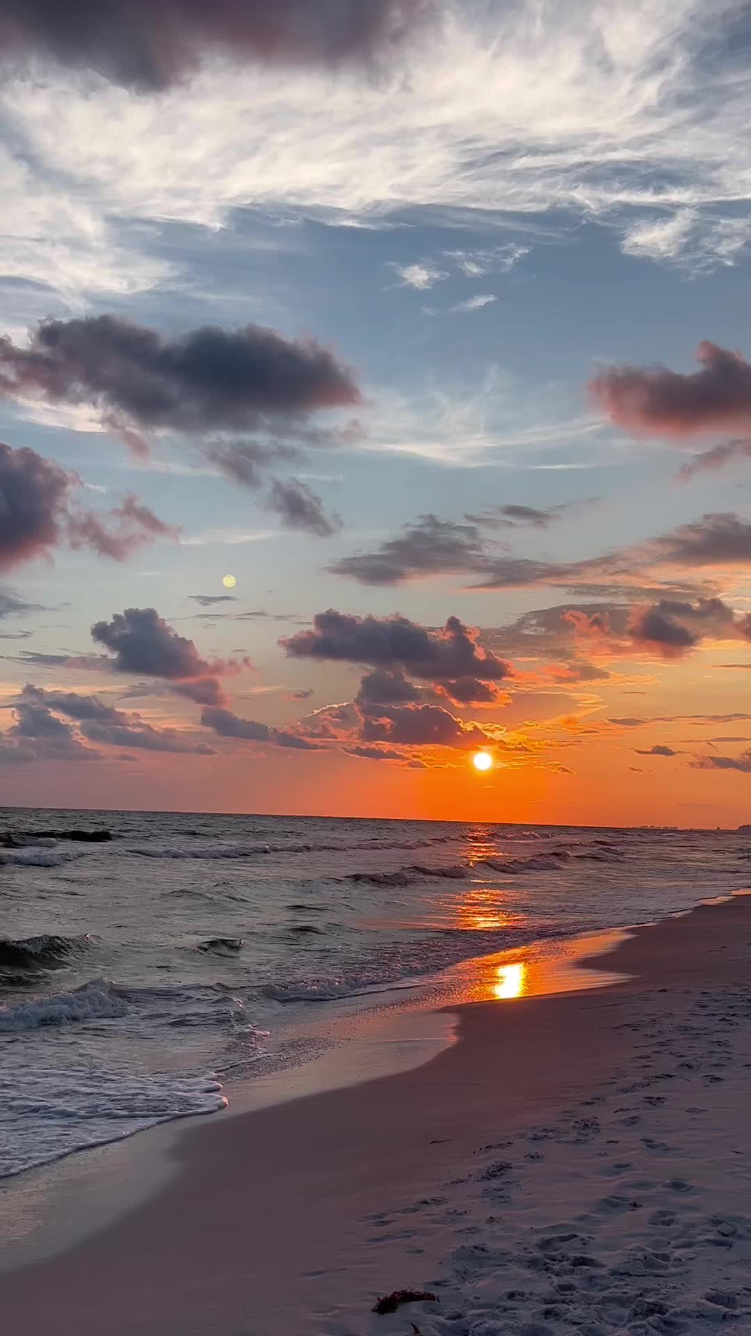 #sunset is my favorite color🤌🏽  #fypシ #aesthetic #sunsetlover #goldenhour #sunsetaday #beachvibes #oceanvibes #clouds #cloud9 #oceansunset 