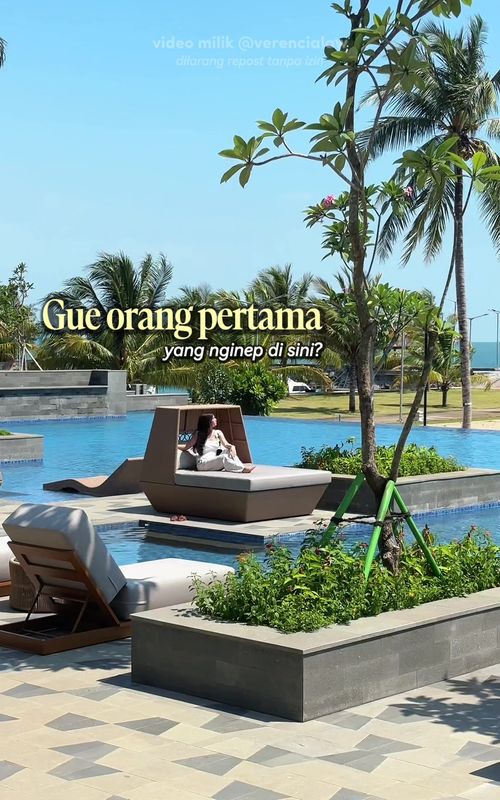 Cuma 2 jam dari Jakarta, tapi vibesnya berasa kayak lagi di Bali 🥹🏝️ Jujur awalnya aku ke sini tuh ga ada niatan but ngonten sama sekali 🙏🏻 Pure pengen quality time sama keluarga. Tapi ternyata, selama di sini kita dapet service yang super oke, dan hotelnya juga bagus banget. Pas aku share sedikit di IG Story, ga nyangka responnya rame banget padahal ini tempt mash bar dan belum banyak reviewnya. Jadi aku decide bikin reels aja biar kalian bisa nonton berkali-kali tau share ke keluarga juga ☺️🙏🏻 Kalau kalian nanti ke sini, let me know 😘😜 #comedy #humor #jokes #staycation #anyer 