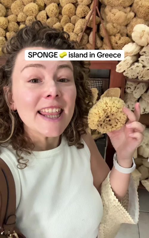 Do you know what a real sponge looks like and how they end up yellow in the shop?  Kalymnos = Greece’s sponge island 🇬🇷🧽 In this vlog I’m showing you how natural sea sponges are actually taken from the sea and cleaned. It’s a whole process and something the island is famous for, sponge diving is a thing here since ancient times 😱. You’ll find lots of sponge shops in Pothia (the main town). That’s where I went too. I’m staying just above Pothia at Spongia Apartments. (Invited/promo) Perfect base if you want sea views but still be close to everything. More Kalymnos coming 👀 on this 8-week Greece trip I vlog every (other) day so stay tuned!  #kalymnos #greecetravel #greekislands #islandhopping #travelgreece 