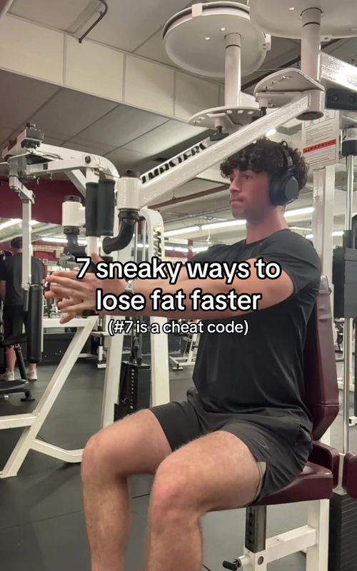 Start doing these asap to burn fat⬇️ 1) Skip breakfast (Try IF) Intermittent fasting is one of the best things I’ve changed in my diet because it allows me to eat more later in the day. 2) Hydration before food Drink 250-500ml 20-30min before eating. This curbs hunger and improves digestion. 3) Cut liquid calories Sodas, fruit juices, sweetened coffee. Even high cal sauces like mayo and ranch. These are empty calories that provide zero satiation. 4) Eat slower Allows time for your body to signal to your brain that you’re full and don’t need more food. 5) No late-night snacks Stop eating 2-3 hours before bed. Your body doesn’t need fuel to sleep. You’ll just end up going over your calories for the day. 6) Post-meal walks Walk for 10-15 mins after every meal. Boosts digestion and keeps blood sugar low. 7) Eat more berries Hands down the best fruit for losing fat. High fiber. High volume. Low calories. Low sugar density. They keep you full for ages and kill any sweet cravings. Don’t overthink it. Start stacking these small wins daily, and watch how consistency compounds. DM me “Coach” for 1:1 coaching to reach your goals #Fitness #gym #fyp #viral #fatloss 