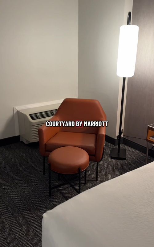 Today we explore the contemporary styles and designs of the courtyard by Marriott San Jose.  While I’m a fan of the structural design and accent coloring of this chair, the faux leather and proximity to air conditioning unit is a bit offputting.  The room itself feels vacant of expression, perhaps a canvas to some, but a meaningless void to other others. Thoughts? #chairguy #hotels #hotelreview #thechairguy 