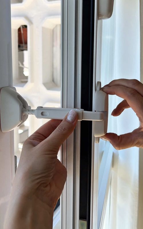 Si tienes niños pequeños o mascotas poner un pestillo de seguridad es lo mejor para evitar accidentes.  Comenta “Pestillo” y te paso el enlace.  Se pueden instalar con adhesivo o con tornillos. Si es para largo tiempo, yo te aconsejaría mejor los tornillos.  Da mucha tranquilidad saber que, aunque te des la vuelta, no hay peligro 😘😘  pubIi/affiliada #gadgets #seguridad #amazonfinds #ventanas #hogar
