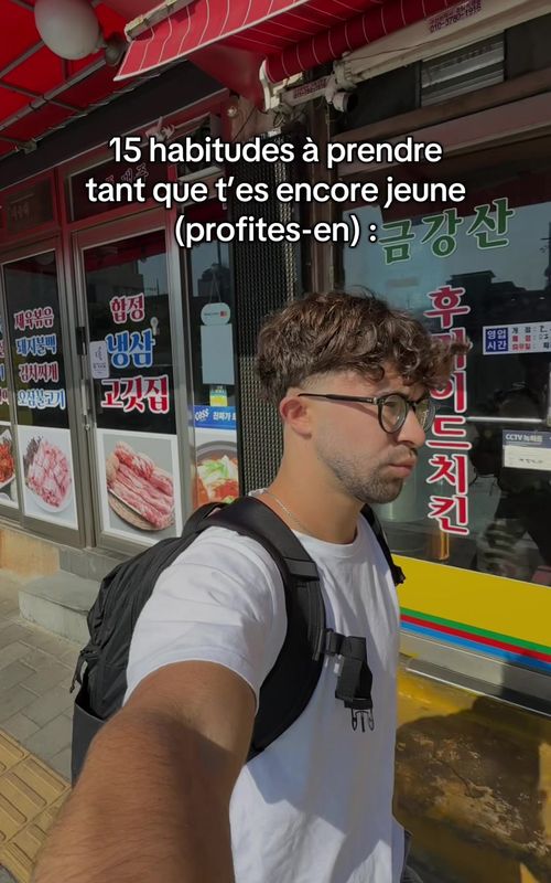 1- Te lever à heures fixes. Tu contrôles ton énergie. Le reste suit. 2- Faire du sport presque tous les jours. Santé, discipline, confiance. Tout vient de là. 3- Lire tous les jours. Même 10 pages. Tu composes sur le long terme. 4- Écrire ce que tu penses. Tu clarifies ton cerveau. Tu prends du recul. 5- Dire non plus souvent. Tu protèges ton temps. Tu évites les conneries. 6- T’ennuyer sans écran. C’est là que tu réfléchis vraiment. 7- Manger simple. Moins de merde. Plus d’énergie. 8- T’entourer de gens ambitieux. Tu deviens la moyenne. 9- Tester des choses. Tu trouves plus vite ce que t’aimes. 10- Apprendre à vendre. Tout est vente. Idées, projets, toi-même. 11- Gérer ton argent tôt. Budget, épargne, investissement. Pas plus tard. 12- Construire une compétence rare. Quelque chose que peu de gens savent faire. 13- Te confronter à l’inconfort. C’est là que tu progresses. 14- Voyager seul au moins une fois. Tu te découvres vraiment. 15- Finir ce que tu commences. C’est ce qui te différencie. Enregistre ce post. Moi c’est Edouard. Je construis des systèmes simples pour progresser vite sans perdre de temps. Abonne-toi. #discipline #habitudes #mindset #jeunesse #reussite
