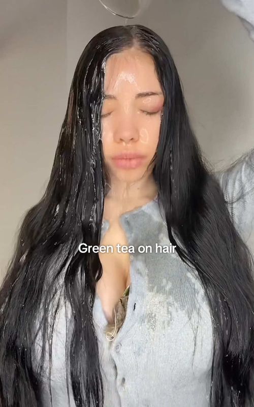How to make your hair voluminous in just one step 🫧 This green tea shampoo has polyphenols in it, and it gives instant volume with just one wash 🤍                                                                                                                   #GlowUp #haircare #beauty #greenteashampoo #volumehack @Seapuri US 