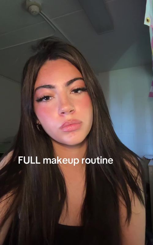 my makeup changes every day but this is the most accurate one 🤤
