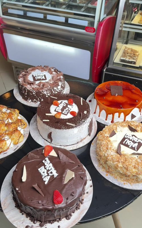 📍Berlottue hotel Meat lover pizza  880 Cheese burger 790 Torta cake 1700 Mini cake per psc 40 📌 Lamberet meneharya in front of ethiochina college. #arifgebeta #ethiopia #foodreview 