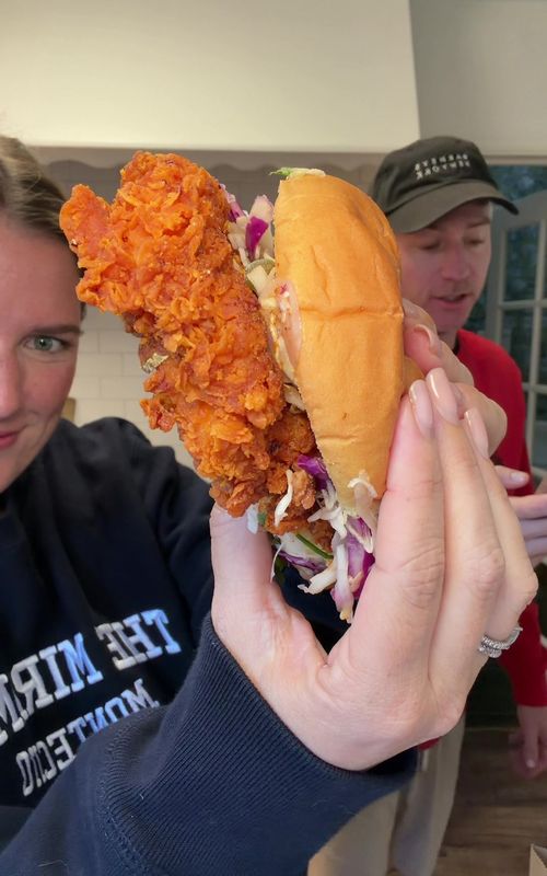 Trying the best fried chicken sandwich in the country… #foodreview #mukbang #Foodie #bestsandwichesinla #bestfriedchicken 