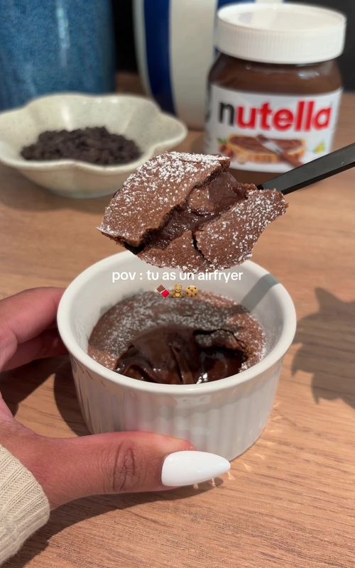 Dessert express au airfryer, 3 ingrédients seulement 🤍 2 càs de Nutella, 1 œuf, 1 càs de farine, 6–8 min à 180°C 🍫✨ À tester absolument ! 😋 #recettefacile #airfryerrecipe #recetteairfryer #airfryer #dessertrapide 