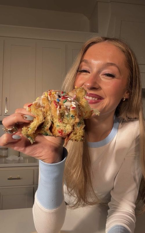 these are exactly what i mean when i say i wanna have some fun in the kitchen 🙂‍↔️ it doesn’t get much better than funfetti cinnamon rolls!!! 🕺 the full recipe is up on my blog at wellmadebykiley.com 💗 enjoy!! #funfettcinnamonrolls #birthdaycakecinnamonrolls #thebestcinnamonrollrecipe #Breakfast #baking @Nielsen-Massey Vanillas @KitchenAid @Kerrygold USA @Ballerina Farm Store @redstaryeast @McCormick Spices @Betty Crocker @Made In Cookware @Philly Cream Cheese 
