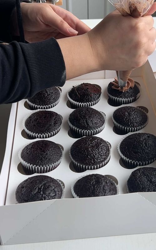 Industry secret for moist cupcakes that no one wants you to know ;) you’re welcome #caketok #bakingtiktok #cakevideos #bakinghacks #baketok 