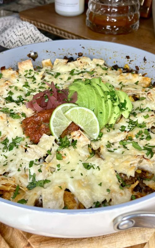 Save this quick enchilada skillet recipe to add to your weeknight rotation 🍋‍🟩🥑 it’s the perfect easy dinner that’s ready in 30 minutes and full of flavor! Ingredients: - olive oil - 1 lb ground beef - onion - green bell pepper - garlic - @am. SALT citrus chili salt - oregano - chili powder - paprika - cumin - 1 can black beans, drained & rinsed - 1/2 cup frozen corn - @Goya Foods enchilada sauce (8oz) - 5 corn tortillas - shredded cheese - toppings of choice Instructions: - add olive oil to pan and start browning ground beef - add in onion, bell pepper, and garlic and sauté until fragrant - mix in seasonings along with black beans, corn and enchilada sauce - cut tortillas until squares and mix about half in with meat and sauce mixture - sprinkle the rest on top along with shredded cheese - bake in oven at 350°F until heated through and cheese is melted - tune oven to broil and broil until tortillas and cheese are slightly browned - serve with toppings of choice #easydinnerideas #onepotmeals #weeknightdinner #onepanmeal #dinnerrecipes 