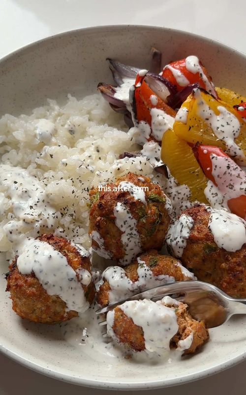Chicken koftas, rice and roasted veggies 🤤 Ingredients (serves 2): For the koftas: 500g 5% fat chicken mince 2 garlic cloves, diced Handful parsley, chopped 1 tsp ground cumin 1 tsp coriander 1 tsp paprika 1 tsp garam masala Salt and pepper, to taste For the yoghurt: 2 tbsp low fat yoghurt 2 tbsp water Salt and pepper, to taste 0.5 tsp dried mint  1 garlic clove, diced Served with:  2 peppers, sliced 1 red pepper, sliced  2 portions cooked white rice  Firstly, preheat your oven to 180 degrees C. Next, in a bowl, mix the chicken mince, garlic, parsley, cumin, coriander, paprika, garam masala, salt and pepper.  Roll the mix into balls and add to a lined baking tray, this should make around 8. Cook in the oven for 30 minutes.  To a separate tray, add your sliced peppers, onions, with a little drizzle of olive oil, salt and pepper. Also cook in the oven for 30 minutes (add in the same time as the koftas).  In the meantime, make the yoghurt sauce by mixing yoghurt, water, garlic, mint, salt and pepper. Also make your rice according to instructions. Serve up and enjoy! #highproteindinner #highproteindinners #healthydinners #healthydinnerideas #highproteindinneridea 