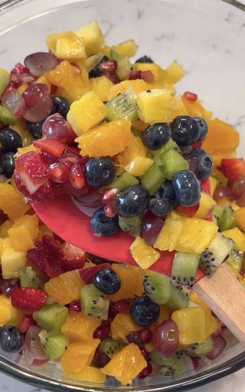 The prettiest fruit salad ever 🍓🫐🍊✨ Perfect for spring and summer hosting 🤍 #fruitsalad #summerrecipes #healthyrecipes #Foodie #mealprep 