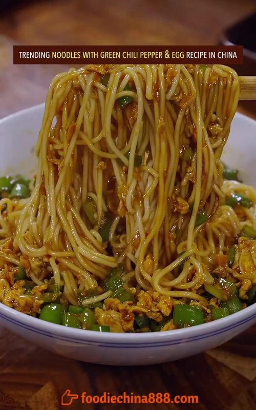 Trending noodles with green chili pepper & egg recipe in China. Do u want to try? #Recipe #cooking #chinesefood #noodles #comfortfood 