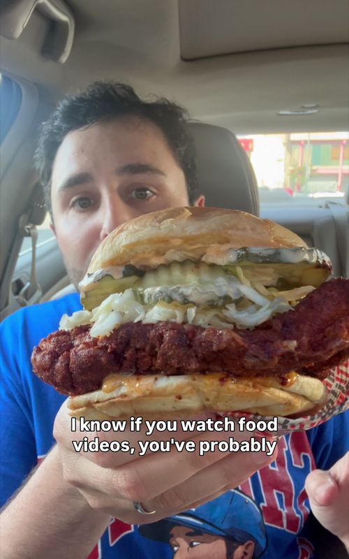 Went to Howlin Rays in Chinatown on a Thursday at about 3:30 PM to see if it’s worth it  #chickensandwhich #foodreview #losangelesfood 