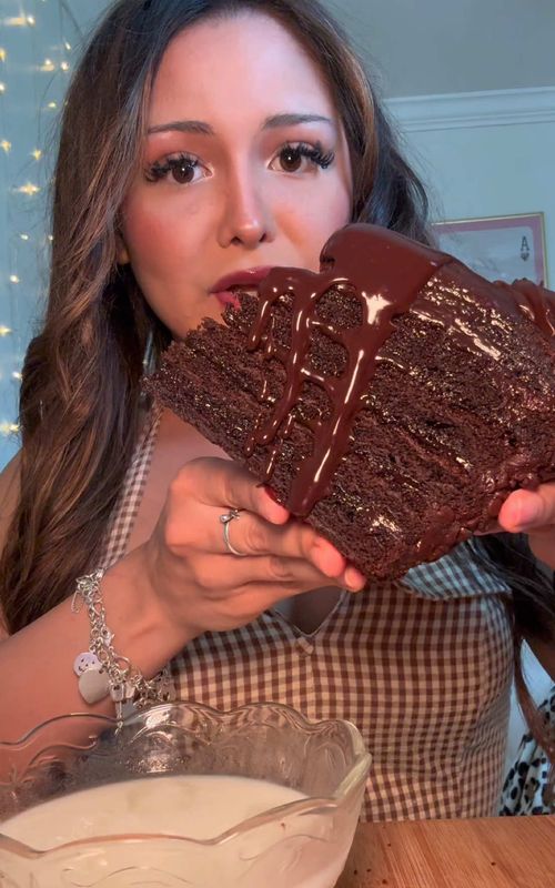 Chocolate Cake Full Eating Video 🤎 Linda’s Fudge Cake from The Cheesecake Factory! IB: @The Foodie Sergio #chocolatecake #dessert #mukbang #asmrmukbang #FoodTok 
