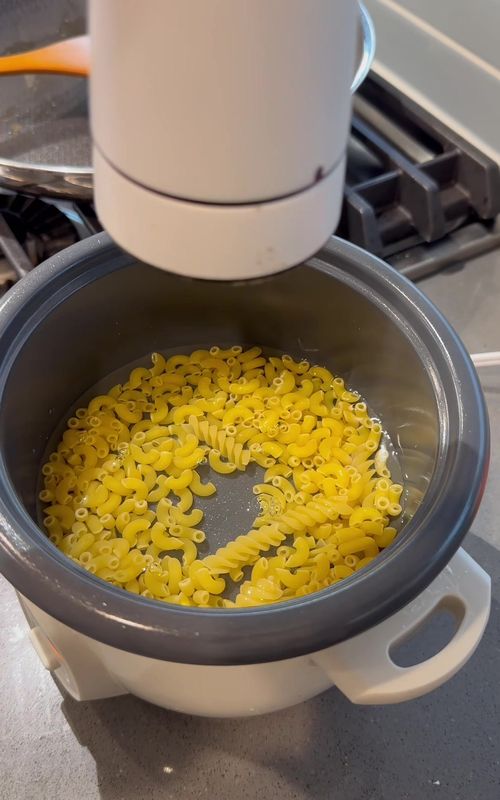 Pasta and bacon day 2 🥓 , so easy and simple, my picky eater loves it. I cooked them in the rice cooker for only 17 mins #schoollunch #homemadefood #lunchbox #tiktokmom #EasyRecipe 