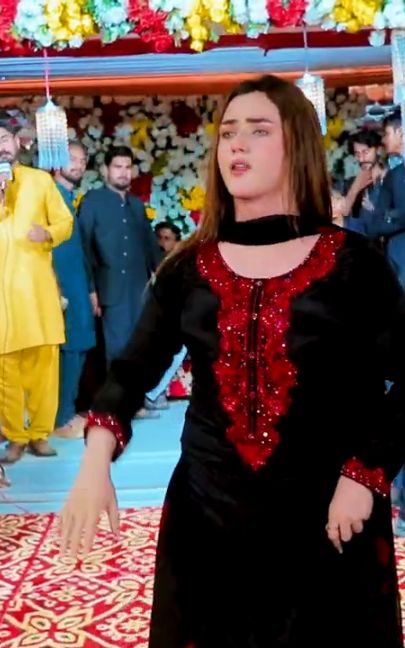 Kallah Ghar Hove _ Hira Khan _ New Mujra Dance Performance 2026#urwakhandance😘😘😘 #shadidance🕺🕺 #urwakhansarikisong #tawakalejiathome #dancechallenge #mujravideo💃 #belidubaiwali #dancer #foryoupage #mahndidance #rimalshahdance #mujralovers💋😜 #virelvideo #mujrasong #cookinghacks #fulmujra #mahikmalikofficial #desidance #shemaledance #payalchankayi