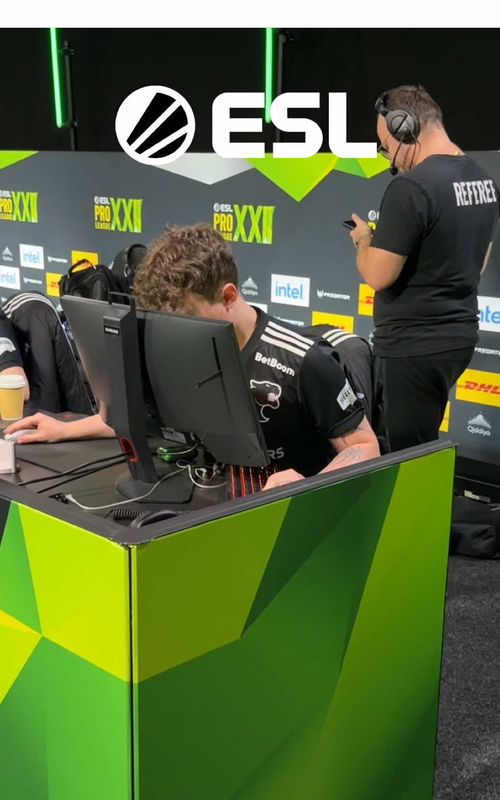 How close to the monitor?! 😳 #ESL #gaming #cs2 #eslproleague22 #esports 