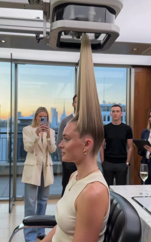 POV: This Manhattan salon installed a $2M robot that braids hair in 10 seconds 🇺🇸🤖 Would you sit in this chair? 🔥 or 💀 #FutureTech #HairTech #Robotics #TechTok #OddlySatisfying