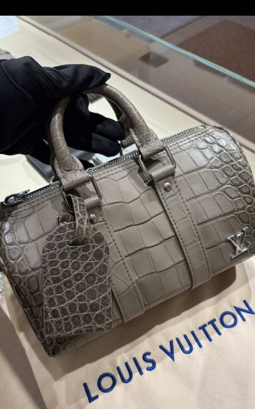 Another exotic 😍 in love with this keepall 25 . . . #fyp #louisvuittonlover #personalshopper #luxuryfashion #stylist 