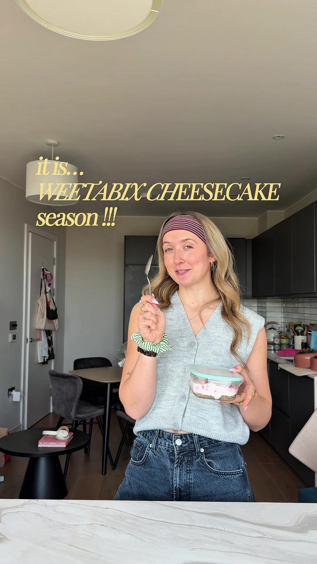 IT IS WEETABIX CHEESECAKE SZN !! 🍋🤍☁️🍓🥛 & on today’s agenda we have… Lemon, White Chocolate & Raspberry 🍯🍯🍯 To make yours… 🍋 Pop 2/3 weetabix (or dupes hehe) into a container and cover with milk. Leave to soak and then press down. 🍋 Mix greek yoghurt with lemon curd and frozen raspberries - press down and give it all a good mix. 🍋 Top the weetabix with the yoghurt and then with more frozen raspberries & white chocolate chips. 🍋 Refrigerate overnight and enjoy!  Can be prepped a few days in advance and is truly summer in a brekkie hehe. XXX #weetabixcheesecake #veggierecipes #highproteinbreakfast 