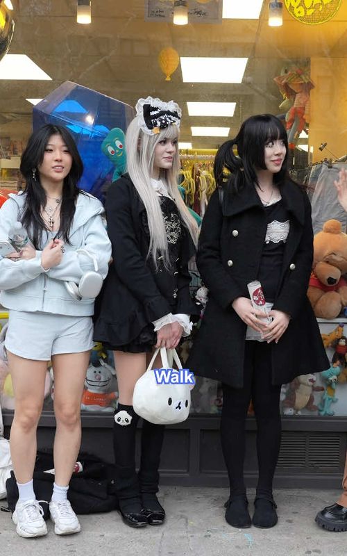 What do you guys think of their fits?? 🖤 #jfashion #fashiontrends 