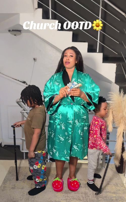 GRWM to church  . . Dress by @MIRAFLONNI  #500kviews #goviral #fashion #family #ankarastyles 