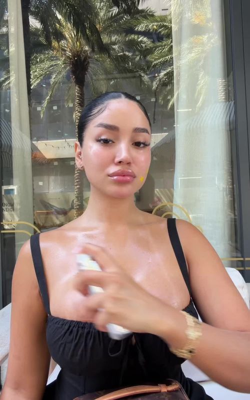 Products I used: setting spray @sacheubeauty  Primer @nyxcosmetics  Sunglow @saiebeauty  Concealer @kosas magic  Concealer @patricktabeauty neutral 1  Contour @basmabeautyofficial  Cream blush @makeupbymario perfect pink  Setting powder @hudabeauty  Bronze @patricktabeauty she is bronzed  Blush @onesize cheek clapper  Lipliner @maccosmetics cork  Gloss @tower28beauty Oat  #fy #paratiiiiiiiiiiiiiiiiiiiiiiiiiiiiiii 