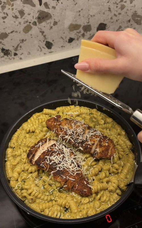 cozy pasta night - let’s make creamy chicken pesto pasta with me 👩🏽‍🍳💘 #nightroutine #girltherapy #pasta #EasyRecipe #cooking