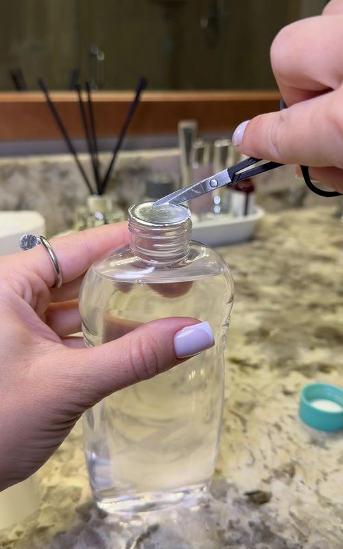 My makeup artist taught me this hack🤫💅 #makeup #LifeHack #DIY #beauty #beautyhacks 