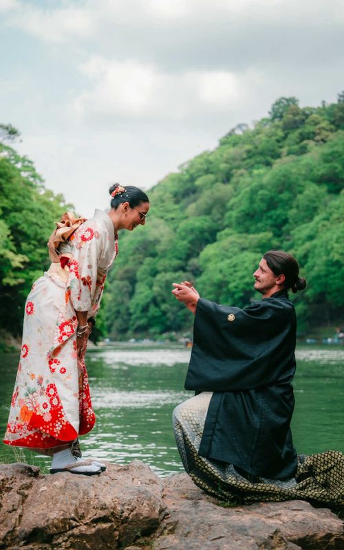 Results in the middle ✨ Surprise proposal shoots always make me nervous, because that moment only happens once. For this session, we chose a quiet riverside in Kyoto, and they experienced this moment wearing kimono together — a proposal experience that feels uniquely Kyoto. Not just taking photos at a tourist spot, but stepping into a moment that feels almost cinematic, surrounded by Kyoto’s timeless scenery. This is more than just travel photography. It’s about capturing a moment that becomes part of their story forever. Kyoto Surprise Proposal Experience 📩 DM to reserve your session #surprise #proposal #photography #photoshoot #kyoto