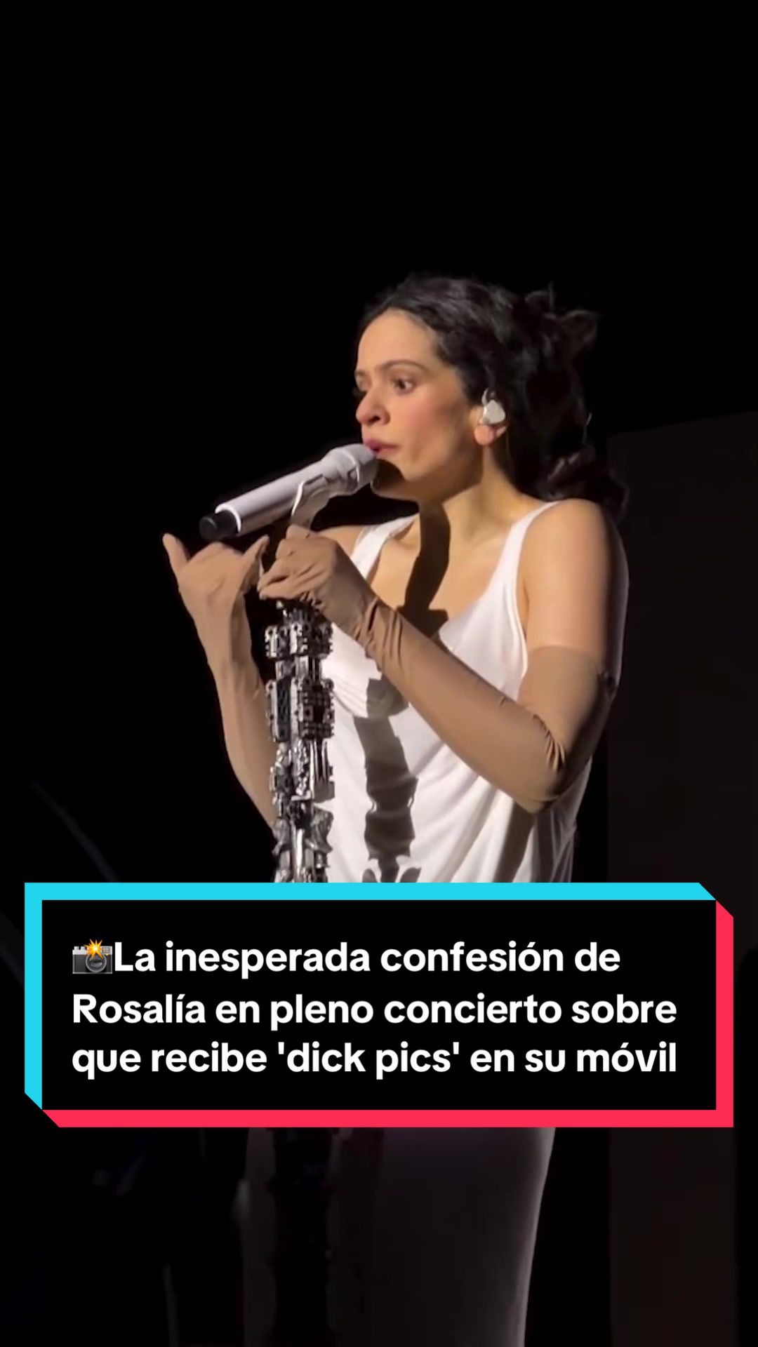 📸La inesperada confesión de Rosalía en pleno concierto sobre que recibe 'd1ck pics' en su móvil estadounidense: "No es que yo las pida". Durante su actuación en Berlín dentro de la gira Lux Tour, Rosalía protagonizó un momento sorprendente al dirigirse a su público justo antes de interpretar La Perla.   La artista catalana tomó la palabra de manera espontánea para compartir una anécdota personal sobre su número de teléfono estadounidense. Explicó que, en ocasiones, recibe imágenes no solicitadas, una situación que atribuye a haber heredado una línea telefónica que perteneció anteriormente a otra persona. 📹 @ludmilarochax #Rosalía #LUXTOUR #famosa #fotos #viral