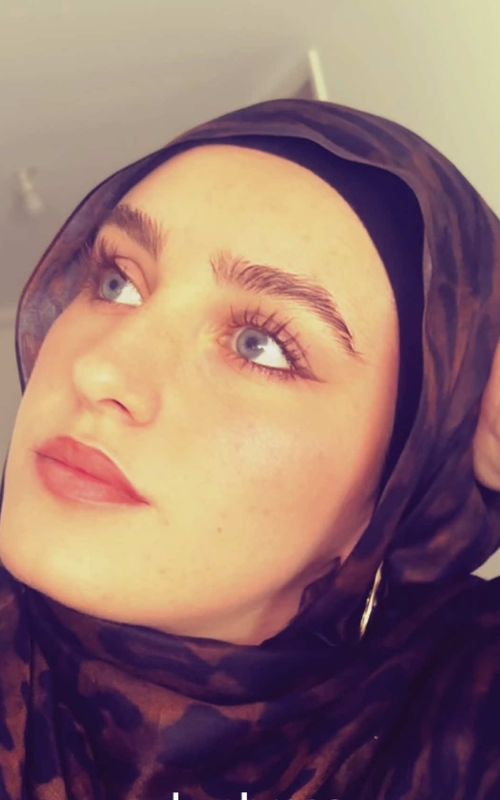 ⚠️Suite à la confusion que ma vidéo a créée, je veux clarifier quelque chose. Je suis parfaitement consciente que la création d’un enfant nécessite un homme ET une femme. L’un sans l’autre, c’est impossible — et c’est la beauté de cette complémentarité entre nous. Ce n’était pas le sujet de ma vidéo. Ce que je voulais faire, c’est simplement prendre un moment pour reconnaître et honorer la femme — pour tout ce qu’elle porte, souvent en silence : La grossesse. L’accouchement. Les nuits sans sommeil. L’allaitement. L’éducation. Le foyer. Les sacrifices invisibles. L’amour inconditionnel qui ne s’arrête jamais. Oui, les hommes ont aussi leurs épreuves, leurs responsabilités, leurs sacrifices — et ils méritent aussi d’être reconnus. Mais aujourd’hui, ce moment était pour elle. Pour la femme qui donne sans compter. Pour la mère qui s’oublie pour ses enfants. Pour celle dont le travail est rarement applaudi. Ce n’est pas un combat entre l’homme et la femme. C’est juste un rappel que certaines personnes méritent d’être mises en lumière. C’était ça, mon message. Rien de plus, rien de moins. 🤍