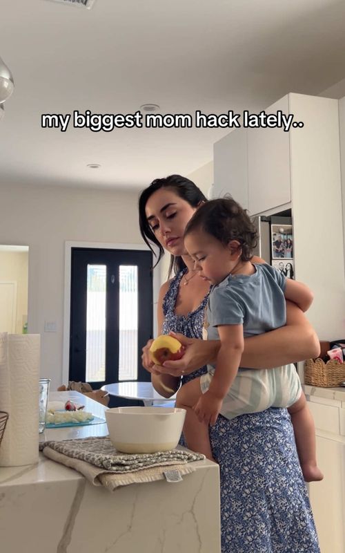 I give my 14 month baby an apple right after he wakes up from his last nap and that’s when I start cooking dinner at like 4pm!! It takes him a while to eat it and keeps him preoccupied so I can focus on dinner. Im not gonna be cooking while he’s napping because that’s my time to rest/ get work done 👌🏼 what time do you make dinner?!  #stayathomemoms #momhack #momtips #momof2 #momcontent 