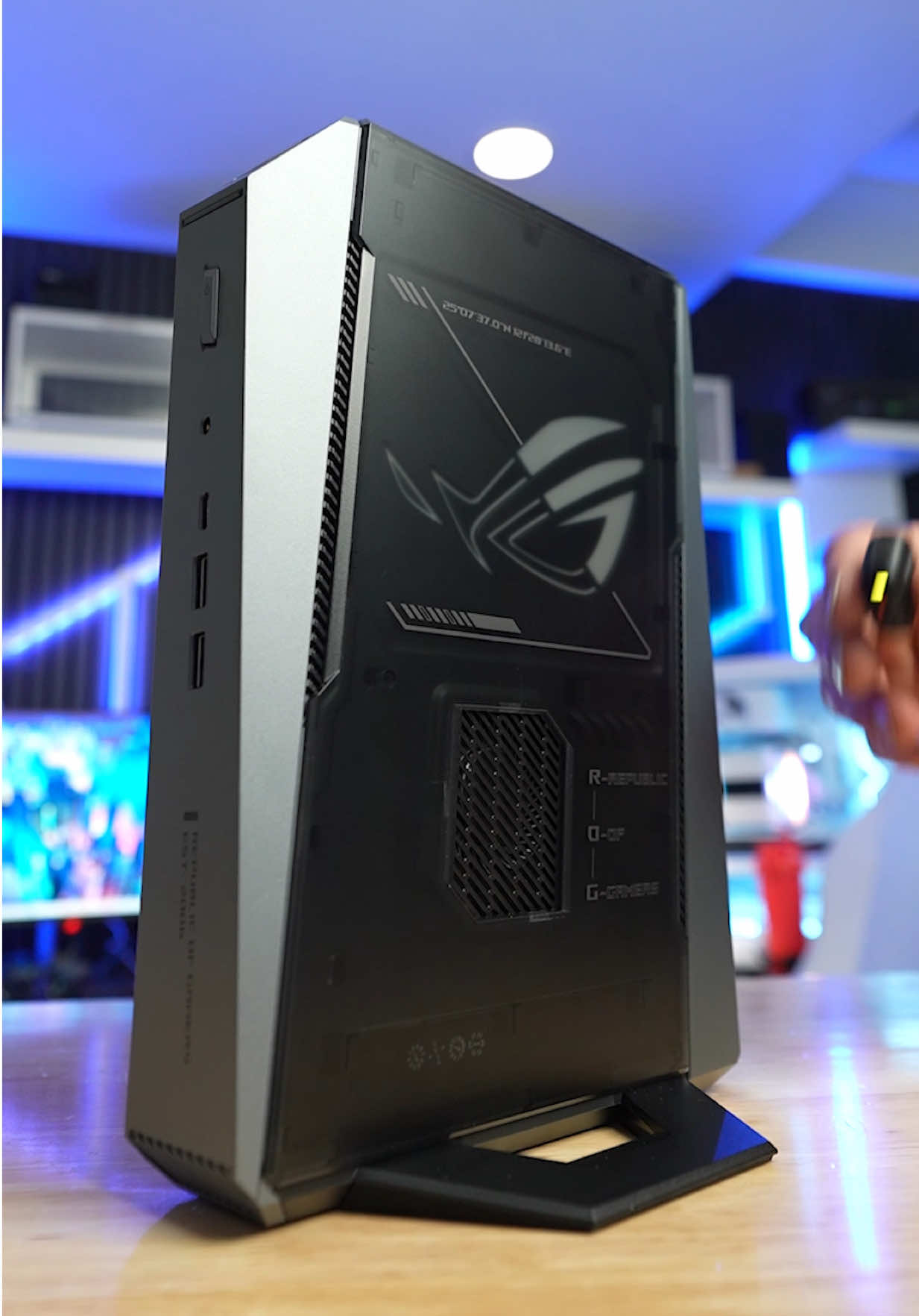 Unboxing what probably is my SMALLEST ever gaming PC coming in at 3L! But still rocking a Ryzen 9, 32gb of RAM, and a 5070 graphics card! @ROG Global  #gamingroom #GamingSetup #gamingpc #rog #tech 