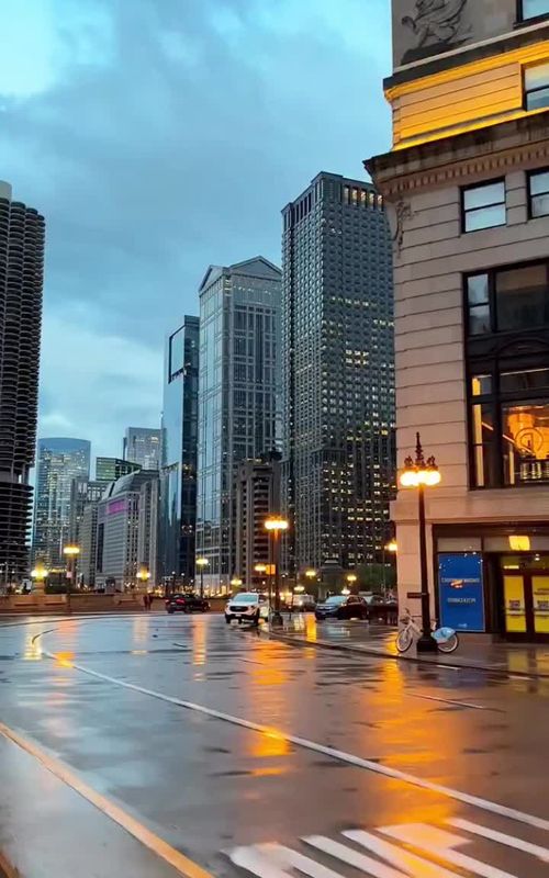 Welcome to United States of America 😍❤️🇺🇲 #usa  #estadosunidos #travel#usa#chicagodowntown#chicagoinstagram#cskyline#chicago #newyork  Chicago, travel Chicago, winter road trip in Chicago, scenic city winter drive, snow drive, Trump International Hotel & Tower Chicago, London House Chicago